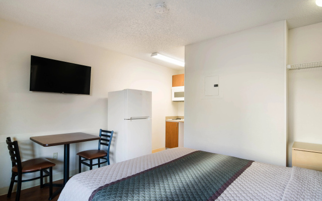 HomeTowne Studios by Red Roof Denver - Thornton