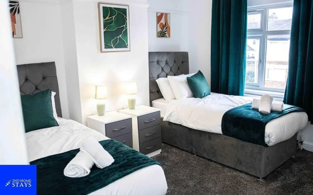 Stoke House Sleeps 5 With Garden and Parking