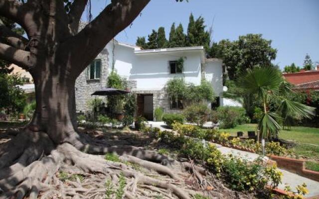 Отель Hostal Los Geranios Del Pinar Торремолинос вид на фасад