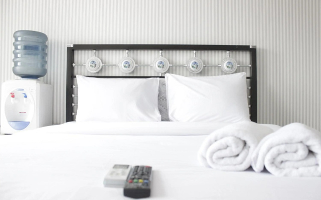 Chic and Comfy Studio Room at Mekarwangi Square Apartment Cibaduyut by Travelio