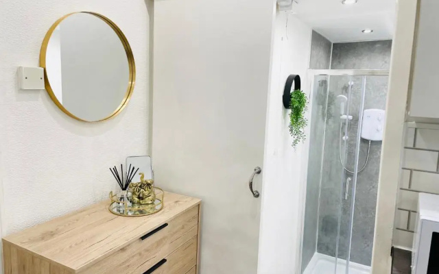 Lovely Estelle Studio Apartment by CityNest