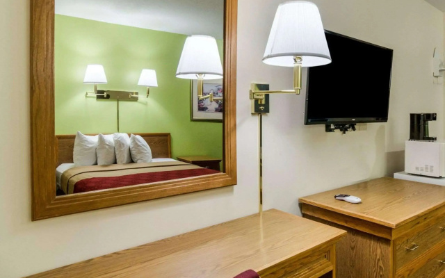 Econo Lodge Lawrence near University