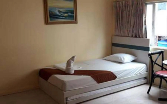 Richman Poorman Guesthouse