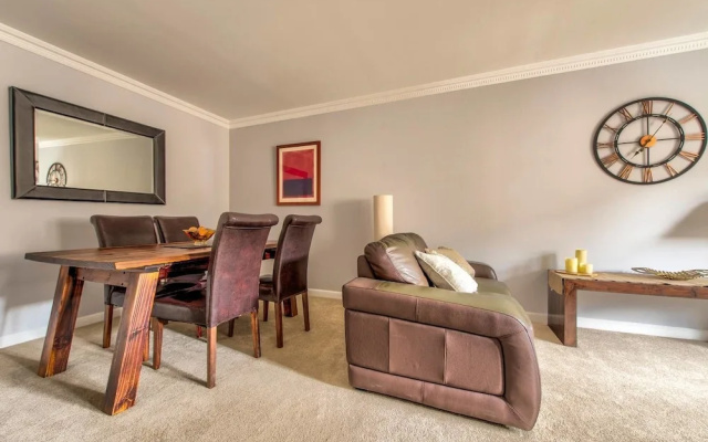 Gorgeous 2BR City Centre Apt with Parking