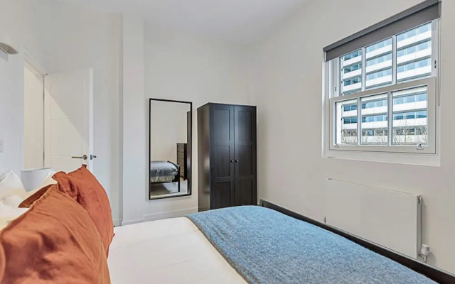 Sunny 2-bed Flat in Chiswick