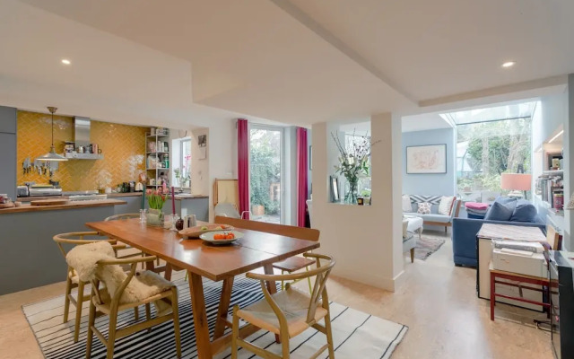 Stunning Flat In West London With A Garden