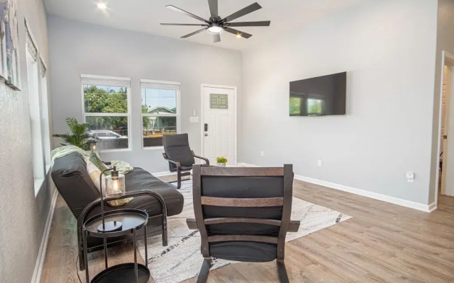 Inviting 4br/2ba Near Downtown & Riverwalk