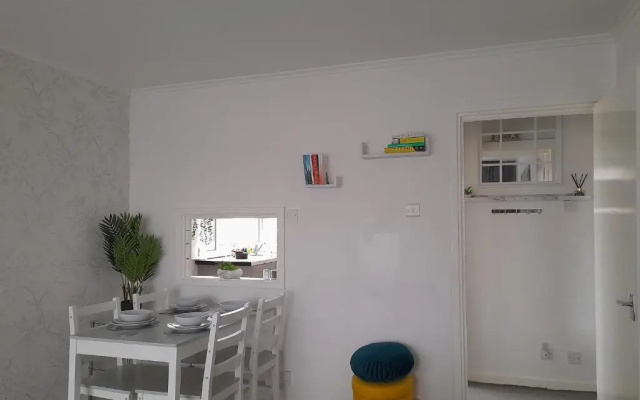 Whole Apartment With Balcony, Breakfast & Parking