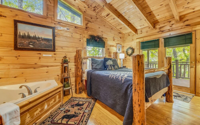 Moose Tracks 3 Bedroom Cabin by RedAwning