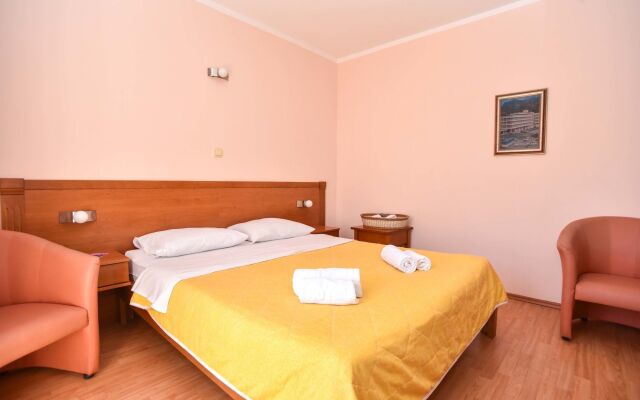 Garni Hotel Mena Будва вид на фасад
