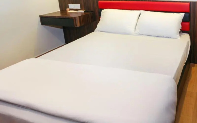 OYO 90027 Happy Hotel