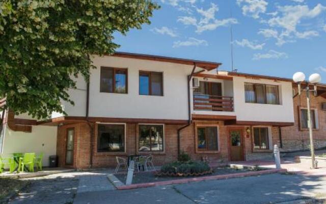 Family Hotel Kipra Аврен вид на фасад