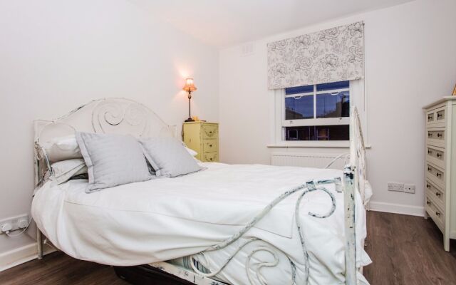 Отель 1 Bedroom Flat Near Maida Vale комната для гостей