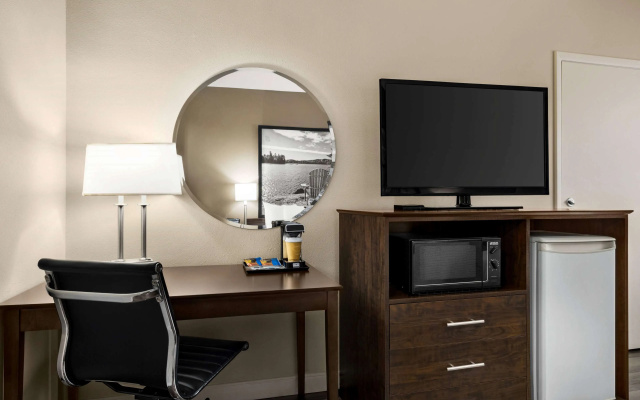 Super 8 by Wyndham Sarnia ON