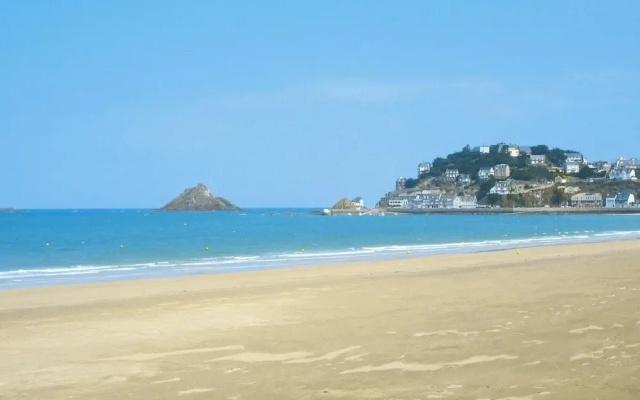 Nice Holiday Home Near the Beach, Hillion