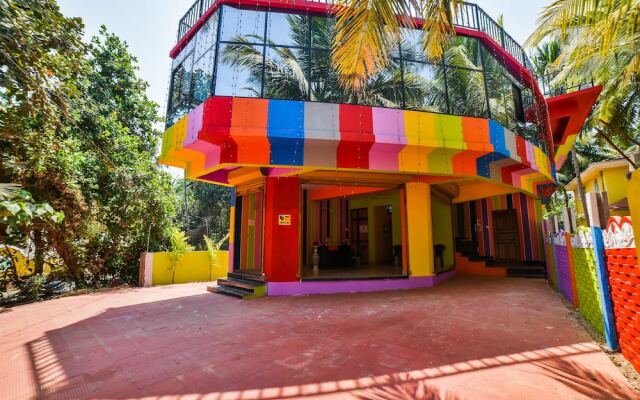 Отель OYO 33458 Colours Fly Guest House Гоа вид на фасад
