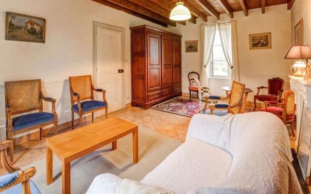 Pretty Holiday Home in Golleville with Private Garden