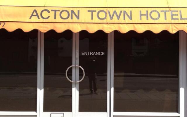 Acton Town Hotel вид на фасад