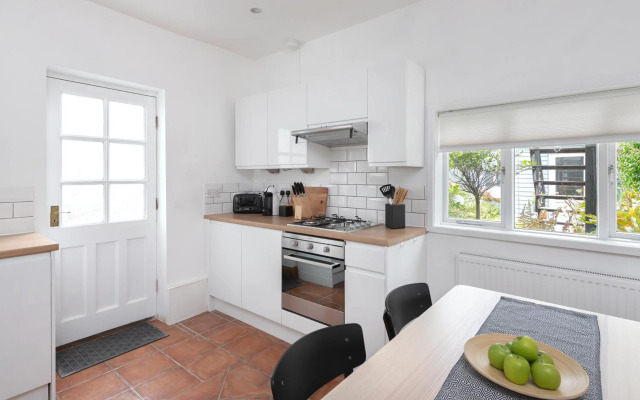 Relax in Stunning Apartment In Leafy Victorian Area