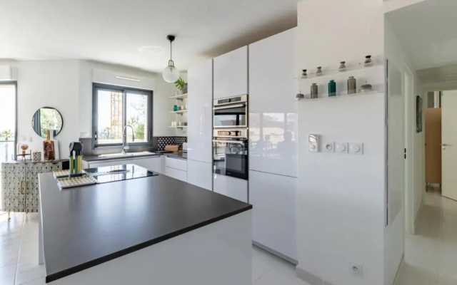Modern apt with BALCONY at 1mn walk from the BEACH