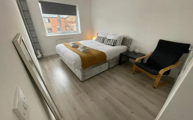 Large Spacious Room with Massive Bed and FREE WIFI
