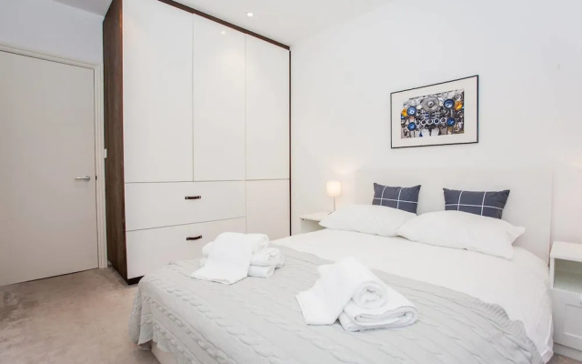Luxurious 3 Bedroom Property With Roof Terrace