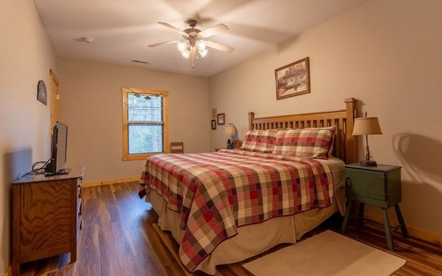 Ozarks Oasis 4 Bedroom Cabin by RedAwning