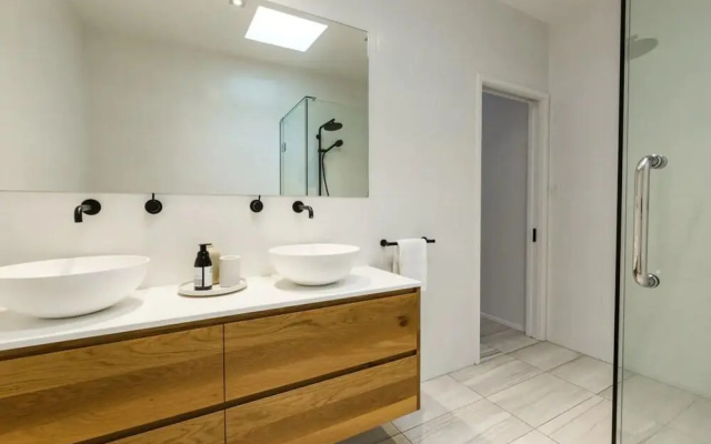 Designer 4 Bedroom Converted Loft Minutes to Skycity