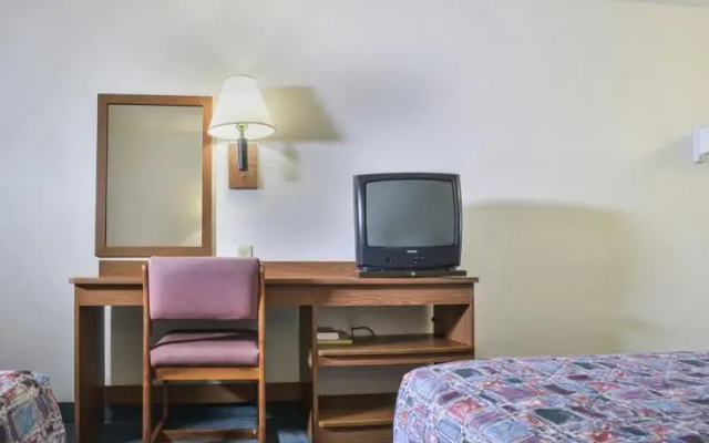 Motel 6 Topeka West