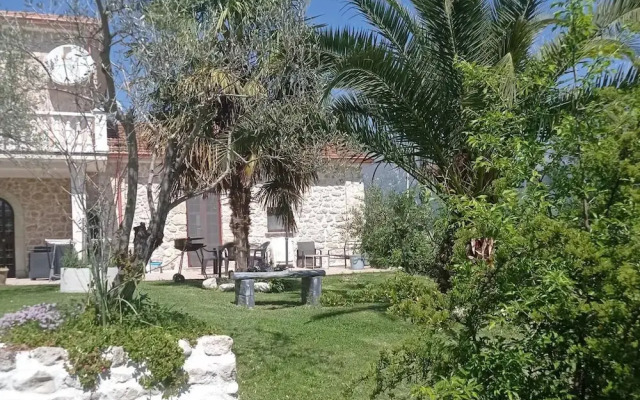 1-bed Apartment Sleeps 2 - Free Parking and Garden