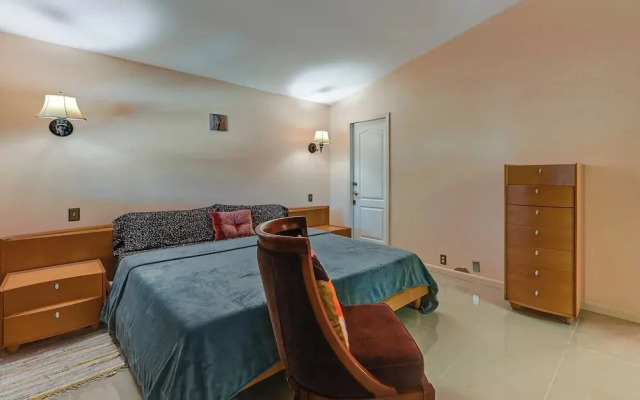 Tropical Vibes! Riverfront Bonita Springs Hideaway
