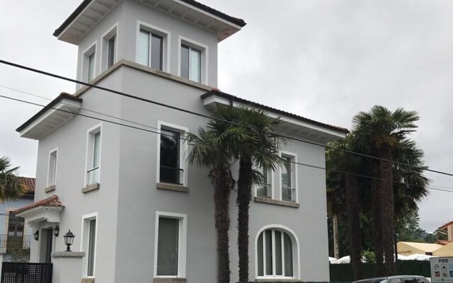 Отель House With 5 Bedrooms in Po de Llanes, With Wonderful sea View, Enclos вид на фасад