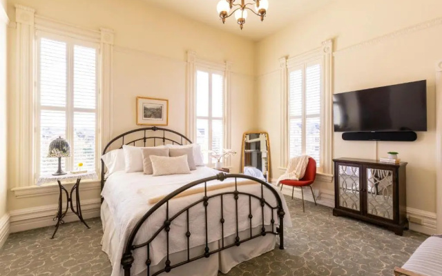 Pinc Lady Mansion