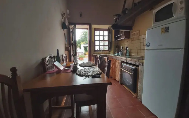 Villa-sleeps4-parking-garden-pool-nearairport