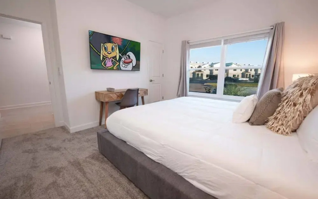 TH 4Br Walking Distance to Club