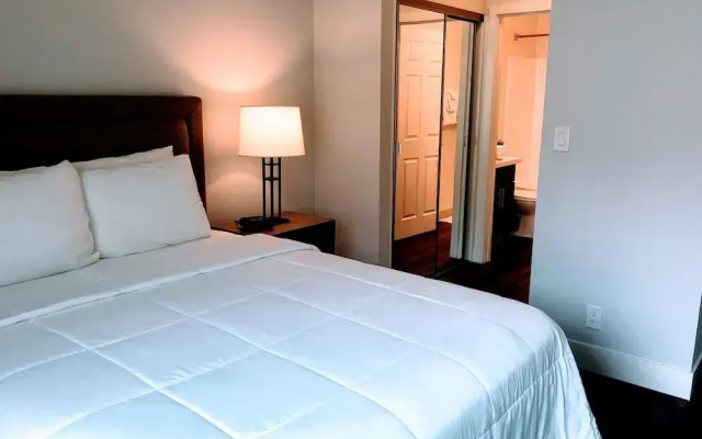 LA Westwood Deluxe Suites