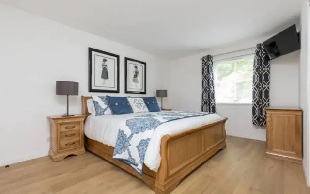415 Huntingdon Place Apartment