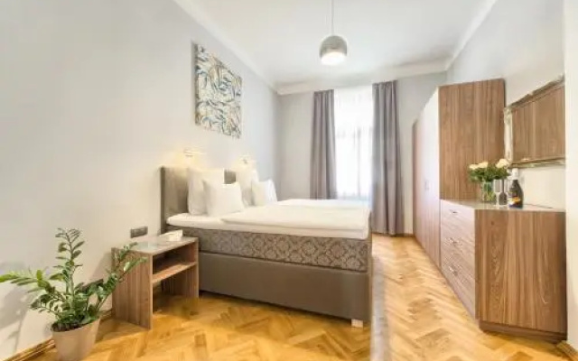 Spacious And Bright Apartment Dusni 13