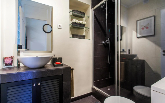 Remodeled Historic Apartment in Bairro Alto