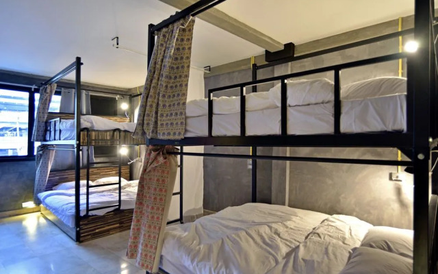 M Gray Hostel & Cafe