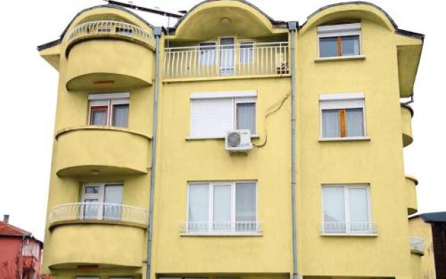 Отель Guest House Markovi Болгария, Равда - отзывы, цены и фото номеров - забронировать отель Guest House Markovi онлайн вид на фасад