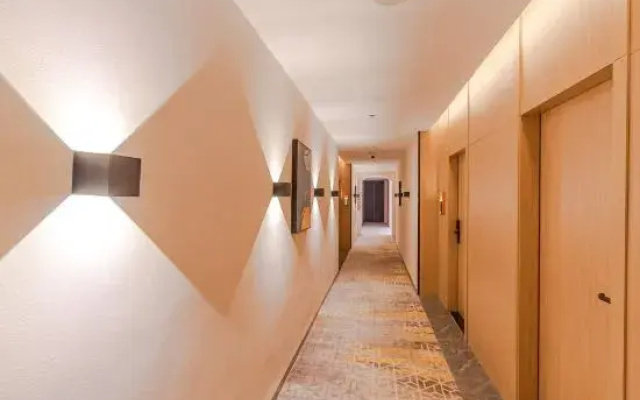 Lingju B & B Hotel