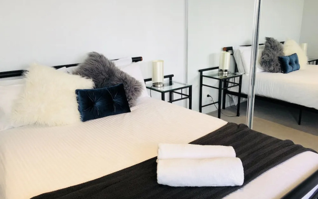 Level 8 Marvelous Apartment with pool access