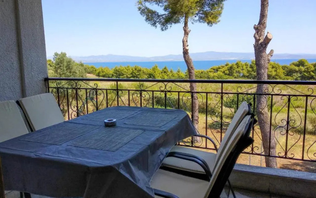 Sea view apartment with a big garden
