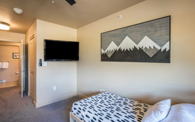 First Tracks 3301 2 Bedroom Condo by RedAwning