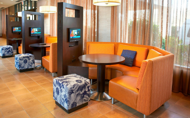 Courtyard By Marriott Shelton