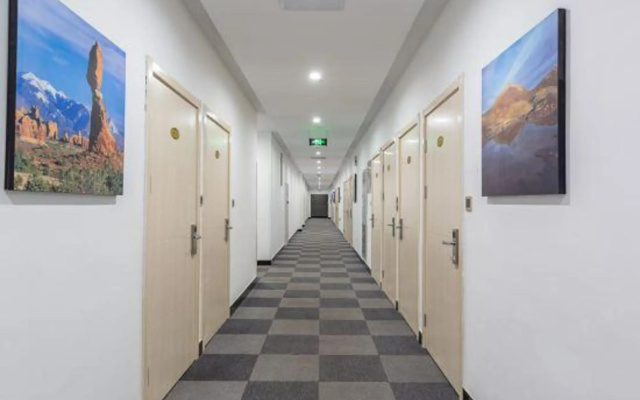 Dream Aijia Hotel (Hangzhou Linping Yintai subway station store)