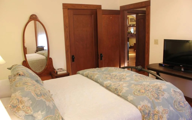 DeBourge Guesthouse