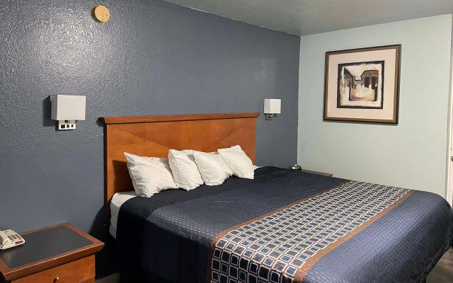 Days Inn by Wyndham Pratt