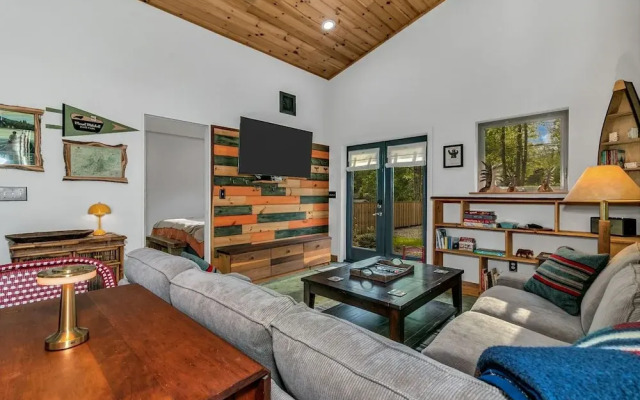 Cozy Laurel Cabin